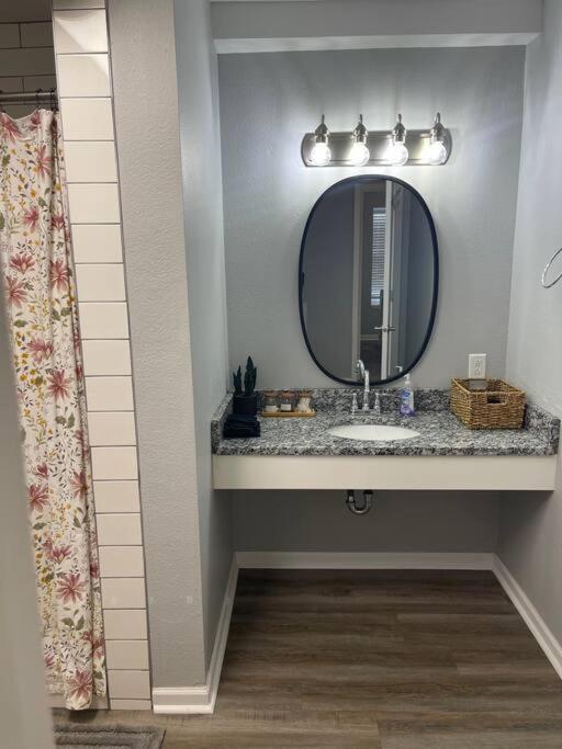 The Bernice - 2 Bedroom Apt In Quilt Town, Usa ハミルトン  エクステリア 写真