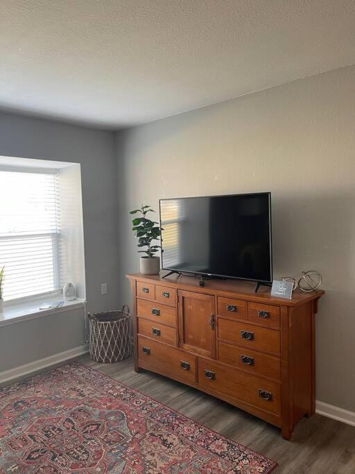 The Bernice - 2 Bedroom Apt In Quilt Town, Usa ハミルトン  エクステリア 写真